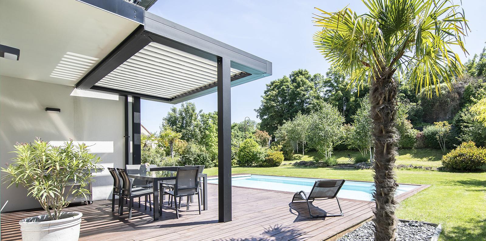 Un salon de jardin à l'abri d'une pergola - Côté Maison